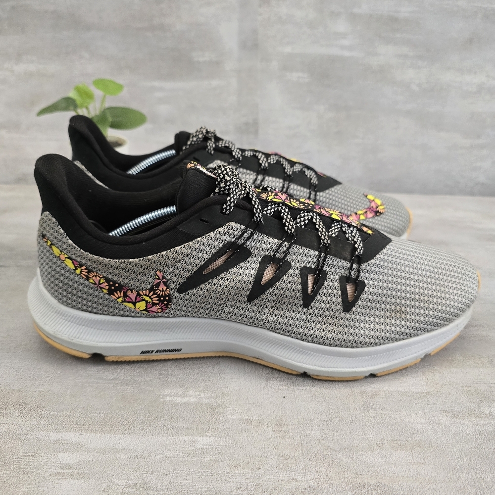 Nike Quest SE Running Shoes Womens Size 11 EUR 43 Gray Floral Sneaker BQ9267-100